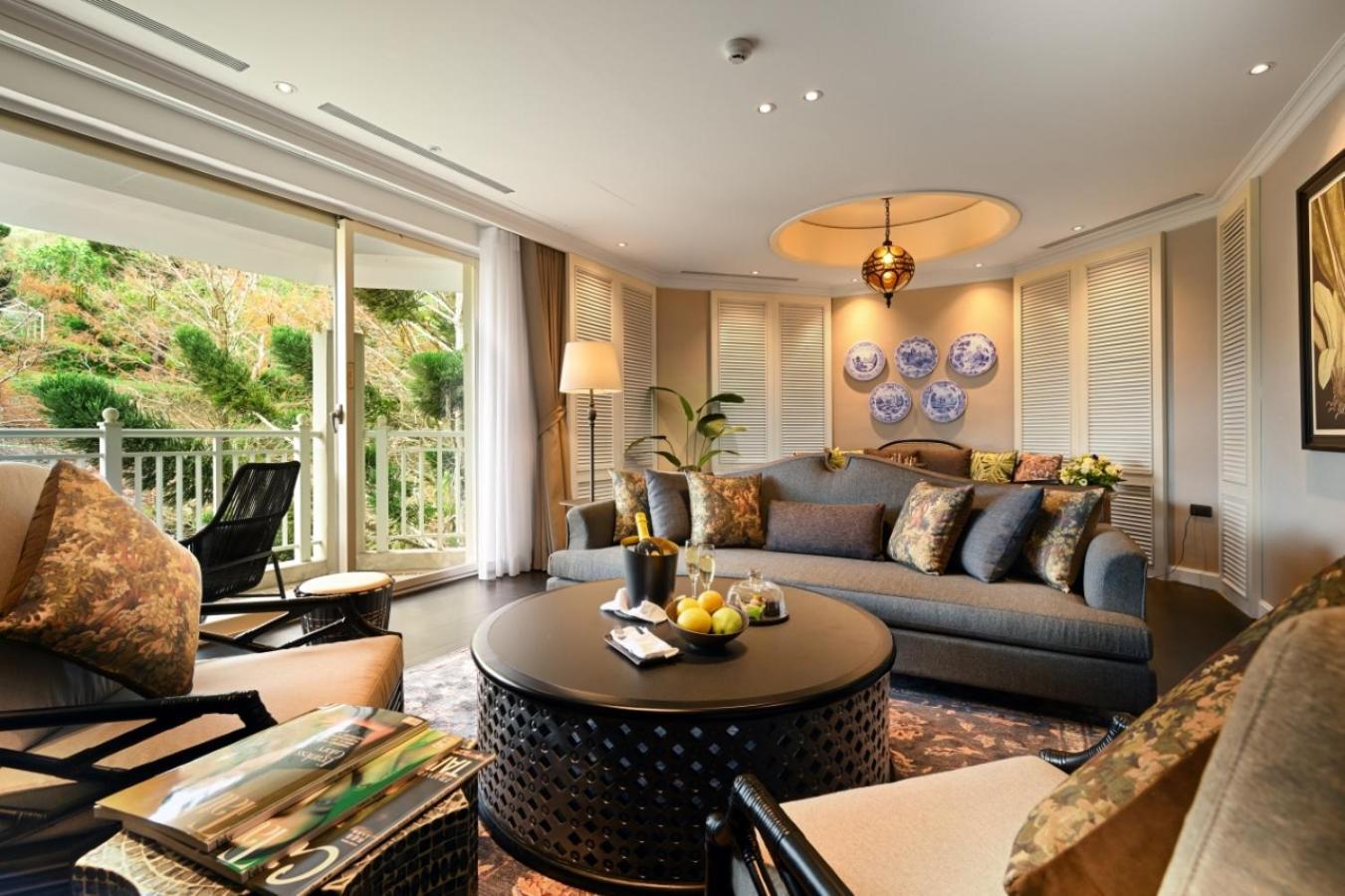 فندق فارجلوري Yanliau الغرفة الصورة The living room of a suite at The Oberoi, Mumbai